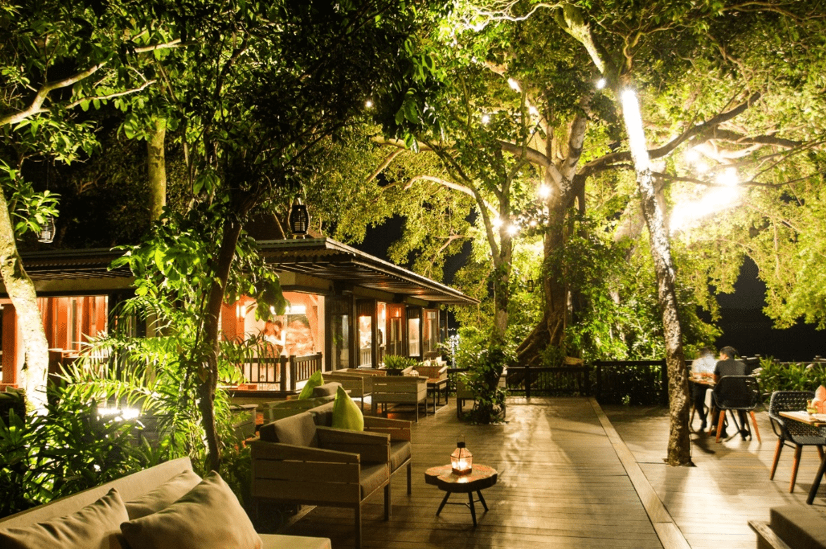 Nhà hàng có view “xanh mướt” bởi không gian tràn ngập cây xanh vô cùng thoáng đãng Nhà hàng có view “xanh mướt” bởi không gian tràn ngập cây xanh vô cùng thoáng đãng