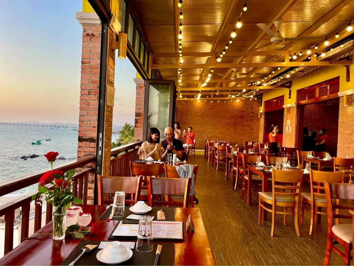 Nơi lý tưởng để cùng bạn bè và người thân dùng bữa và ngắm hoàng hôn trên đảo Ngọc Nơi lý tưởng để cùng bạn bè và người thân dùng bữa và ngắm hoàng hôn trên đảo Ngọc